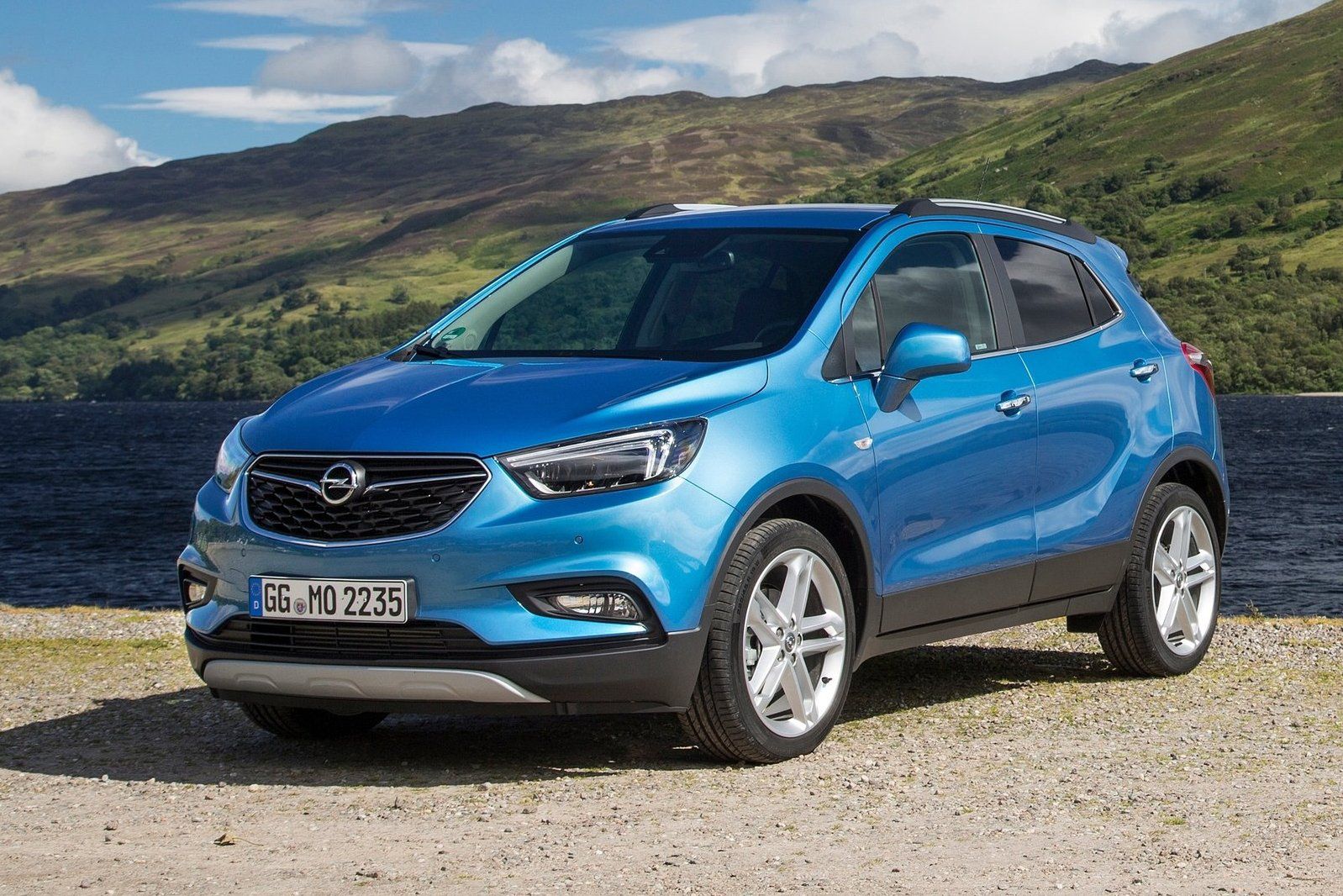 Opel Mokka X wyróżnia się zmienionym pasem przednim. Do dziś pozostaje w ofercie, ale niebawem zniknie. Jest jedym z ostatnich opli zaprojektowanych przez GM z niefrancuskimi silnikami.
