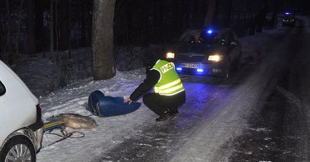 Ciągnął dzieci na lince za samochodem. Zmarła jego córka. Teraz usłyszał zarzuty