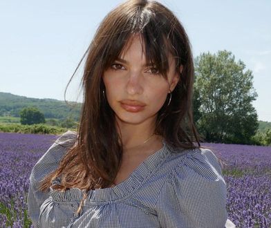 Sukienka z lat 90. wraca do mody? Teraz nosi ją Ratajkowski