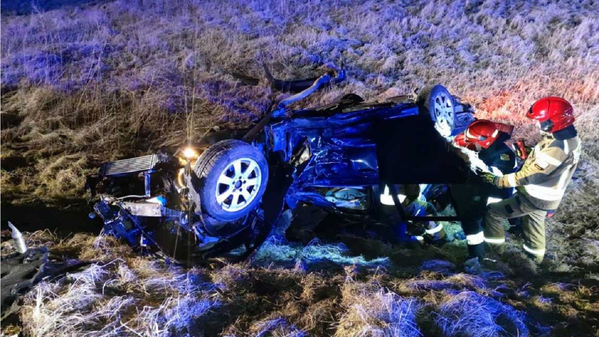 Mężczyzna zginął w zmiażdżonym mercedesie. Tragedia pod Kętrzynem
