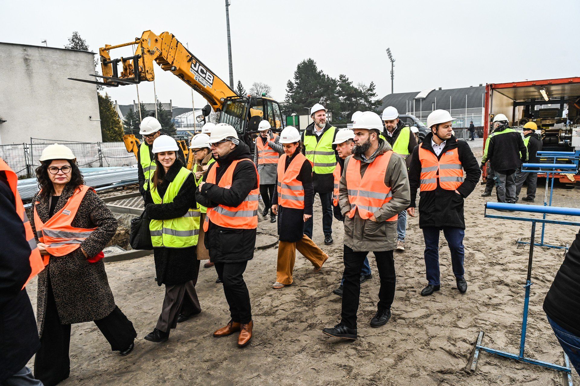 W Bydgoszczy finiszuje budowa hali lekkoatletycznej i strzelectwa sportowego. 8 grudnia obiekt wizytował m.in. Jakub Rutnicki, minister sportu i turystyki.