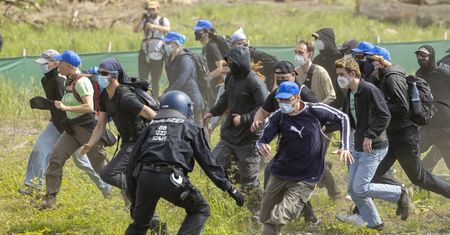 Oczy wszystkich na Niemcy. Szturm na fabrykę Tesli. Są ranni