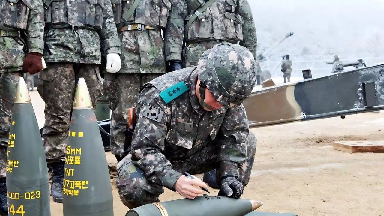 Soldiers with ammunition, illustrative photo