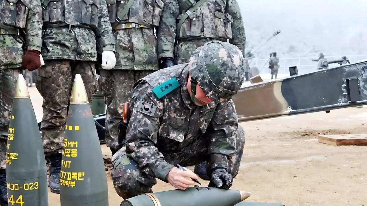 Soldiers with ammunition, illustrative photo