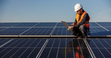 Fotowoltaika z magazynem energii – czy taki duet wciąż się opłaca? Zobacz, jak uniezależnić się energetycznie!