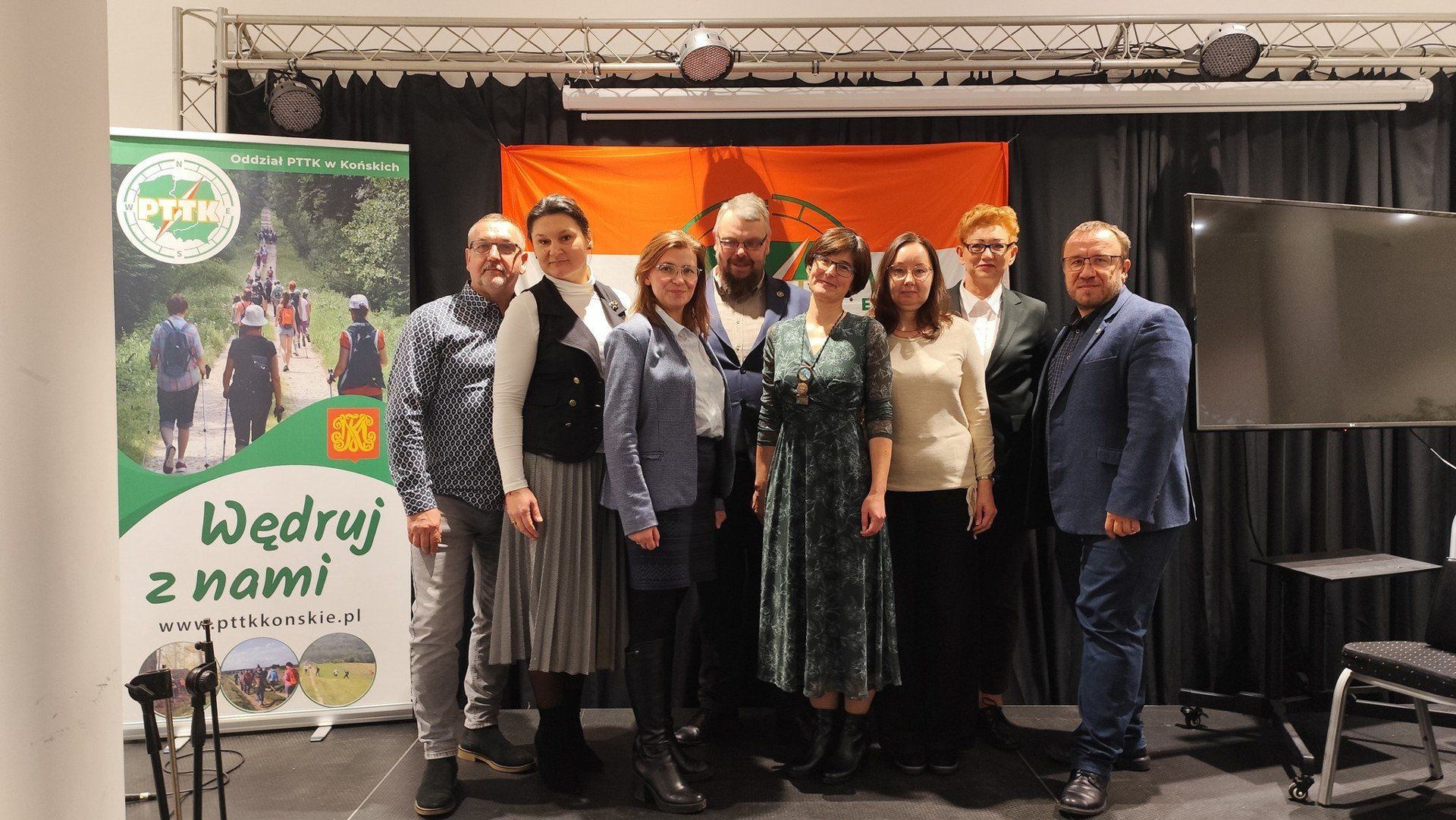 Nowy zarząd (od lewej): Mirosław Gryglicki, wiceprezes Katarzyna Stępień, skarbnik Lucyna Milczuszek, Daniel Rąbalski, prezes Magdalena Weber, Małgorzata Konieczna, sekretarz Katarzyna Sorn i członek Zarządu Głównego PTTK Paweł Zań