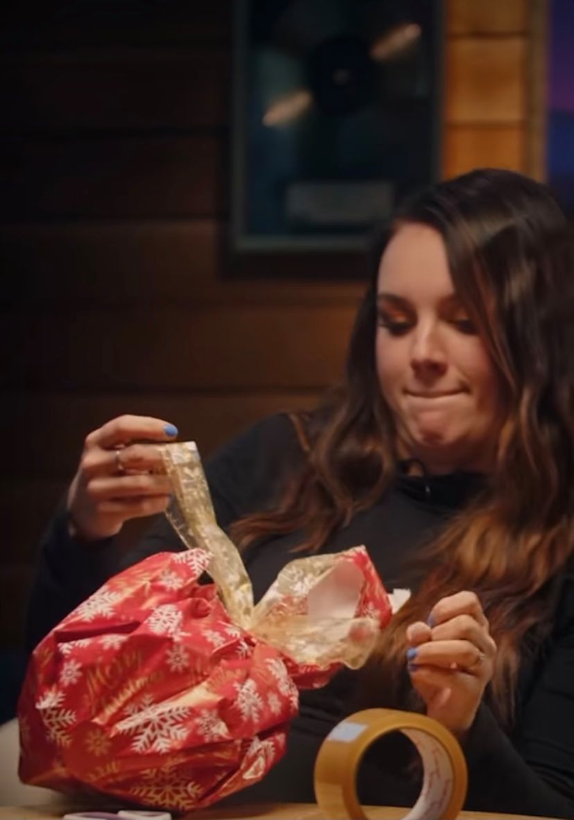 Ewa Farna pakuje prezent | fot. instagram.com/warnermusicpoland