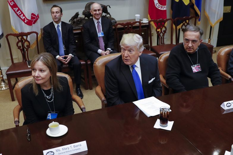 Waszyngton, 24 stycznia 2017. Od lewej: prezes GM Mary Barra, Donald Trump i prezes FCA Sergio Mrachionne.