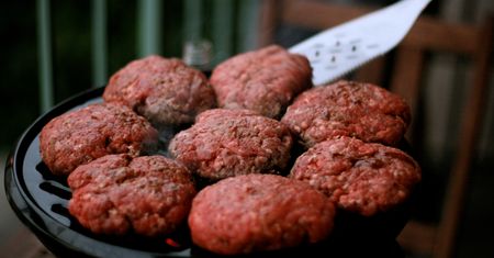 Opiekane burgery z mięsa mielonego z wołowiny (95% mięsa, 5% tłuszczu)