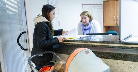 Wzrost pensji minimalnej może być problemem dla samotnych rodziców. Zobacz kto straci alimenty