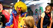 Co robi Radosław Majdan przebrany za clowna?