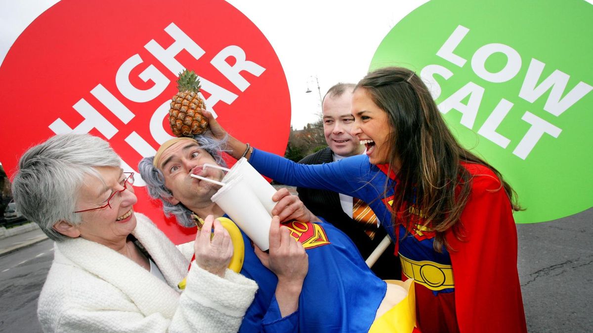 "Wysoka zawartość cukru" i "Obniżona zawartość soli", takie oznaczenia w Wielkiej Brytanii oparto o tzw. system sygnalizacji świetlnej.