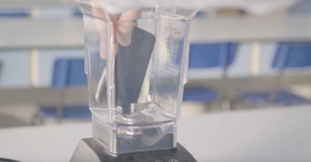 Mikser kuchenny w laboratorium. Naukowcy sprawdzili skład pierwiastkowy smartfonu