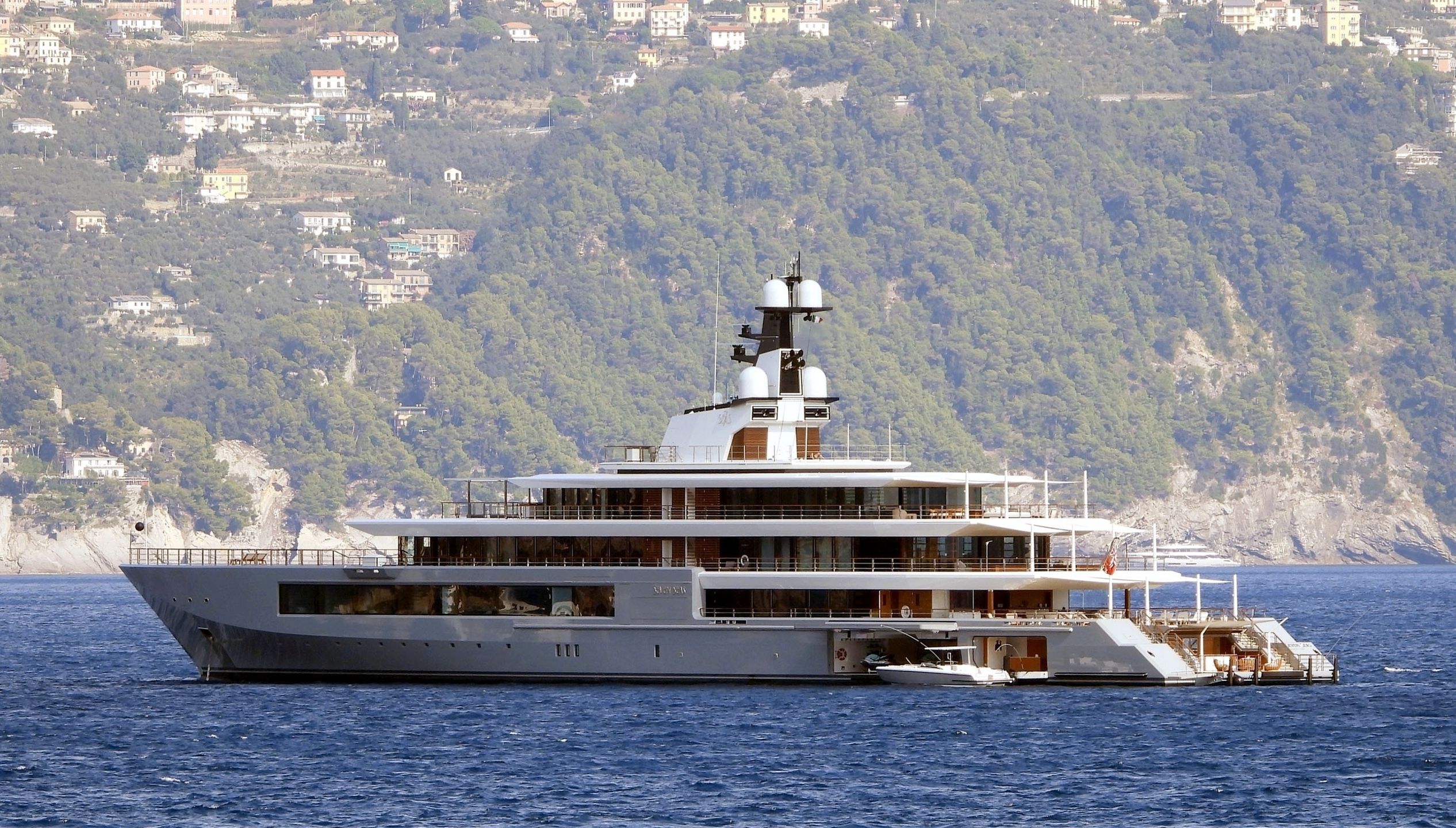 Gwyneth Paltrow wypoczywa z mężem na jachcie Spielberga