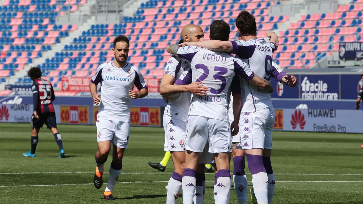 piłkarze ACF Fiorentina cieszą się z gola