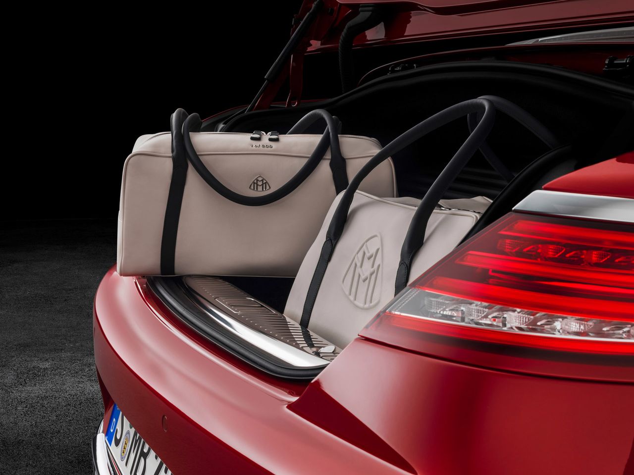 W standardzie Mercedes-Maybach dodaje do S 650 Cabriolet zestaw toreb...