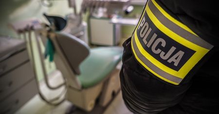 Stomatolog wyłudzała świadczenia na szkodę Narodowego Funduszu Zdrowia.