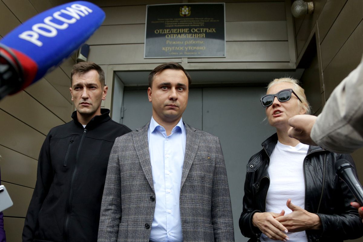 Rosja. Międzynarodowy list gończy za współpracownikiem Aleksieja Nawalnego/Na zdjęciu Iwan Żdanow (po środku) 