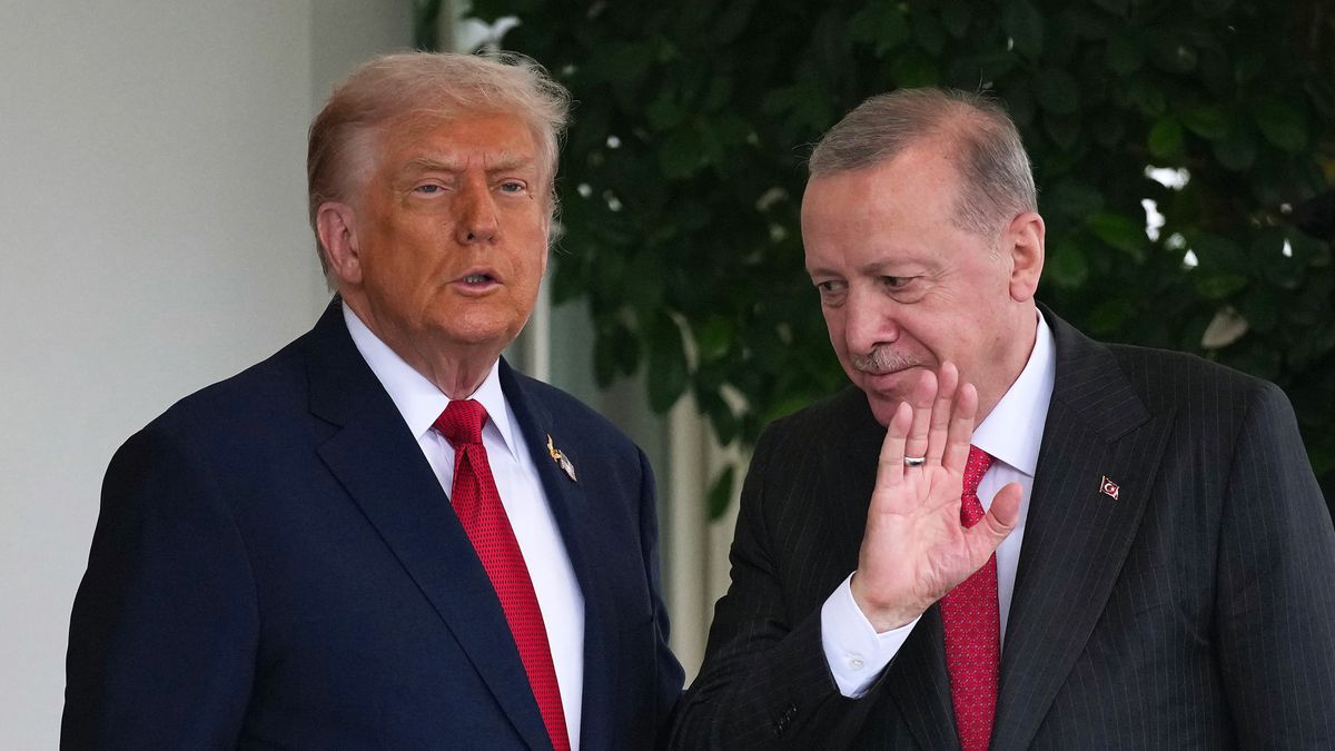 WASHINGTON, DC - SEPTEMBER 25: U.S. President Donald Trump (L) greets President of Turkey Recep Tayyip Erdogan outside the West Wing as he arrives at the White House on September 25, 2025 in Washington, DC. Trump has signaled that the U.S. might lift a ban on F-35 sales to Turkey during Erdogan’s first visit to the White House since 2019. (Photo by Andrew Harnik/Getty Images)