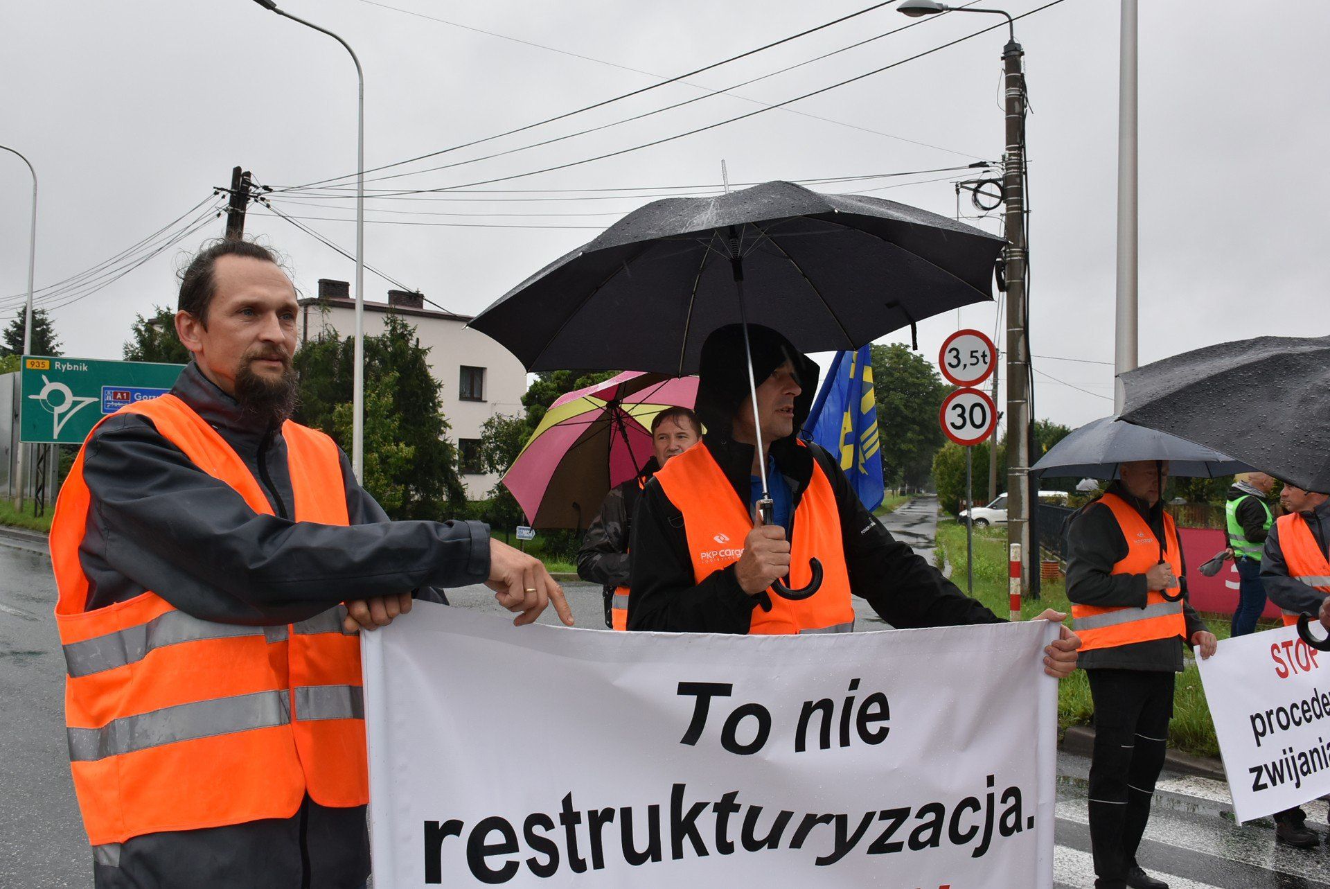 Protest związkowców PKP Cargo. Zablokowali dla tirów zjazd z autostrady A1 w Żorach-Rowniu