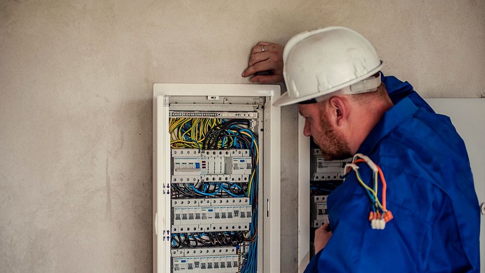 W Lublinie pracę jako elektryk znajdzie z pewnością konserwator instalacji elektrycznych