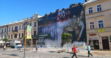 Gigantyczna reklama zakryła rozpadającą się fasadę kamienicy przy deptaku