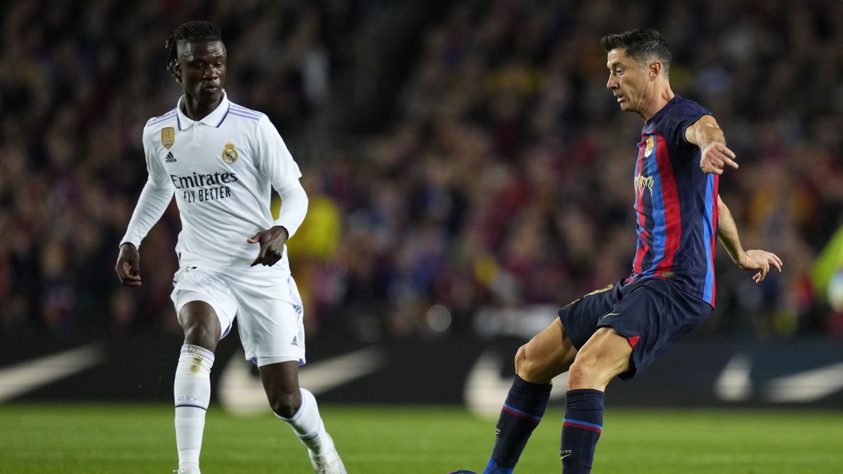 PAP/EPA / Siu Wu / Na zdjęciu: Robert Lewandowski