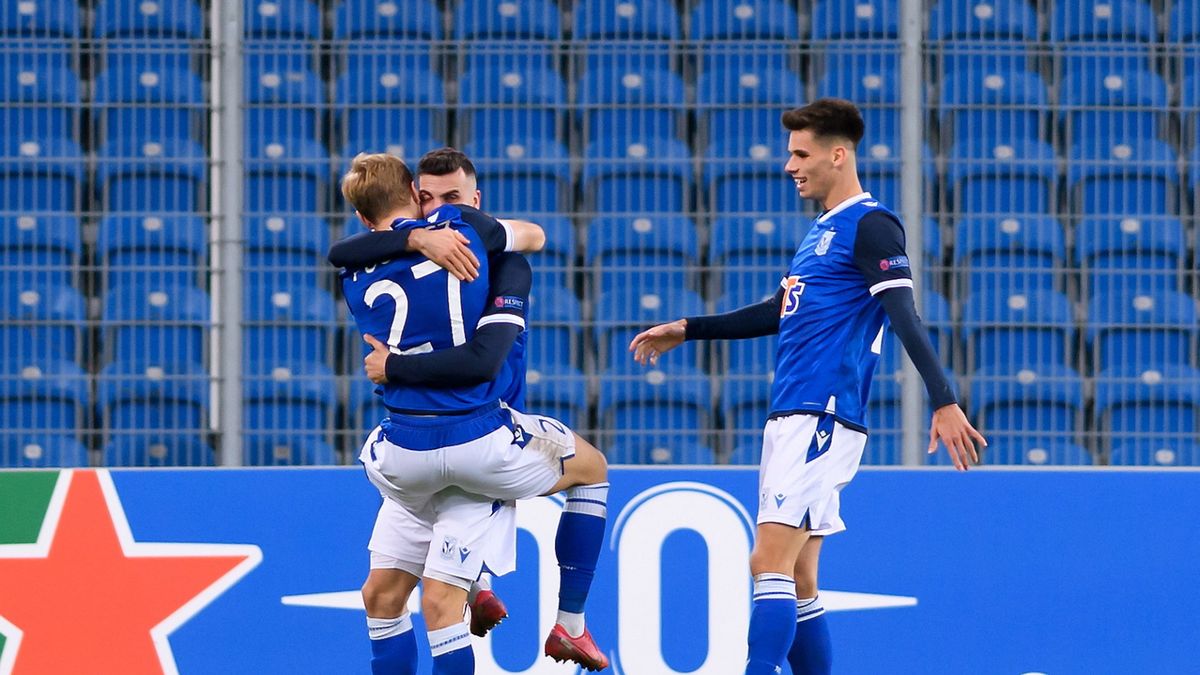 PAP / Jakub Kaczmarczyk / Na zdjęciu: piłkarze Lecha Poznań: Mikael Ishak (L-tyl), Tymoteusz Puchacz (z lewej) i Filip Marchwiński (z prawej), cieszą się z gola podczas meczu grupy D Ligi Europy ze Standardem Liege