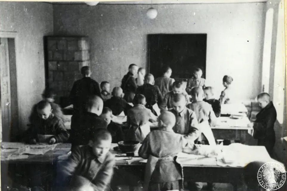 Dzieci zmuszane były do wykonywania ciężkiej pracy między innymi w licznych warsztatach umieszczonych na terenie obozu