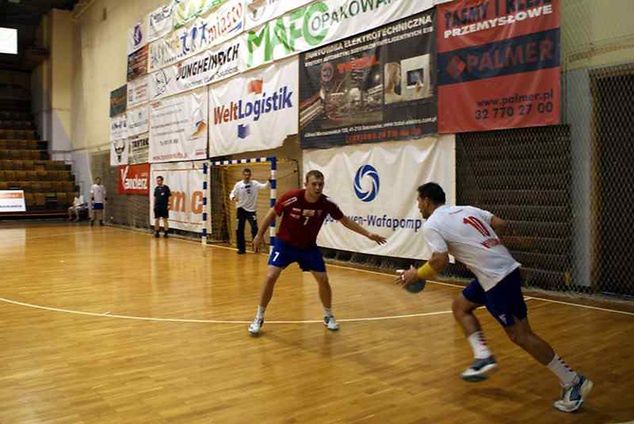 Szczypiorniści Górnika Zabrze w nowych kompletach strojów fot. handballzabrze.pl