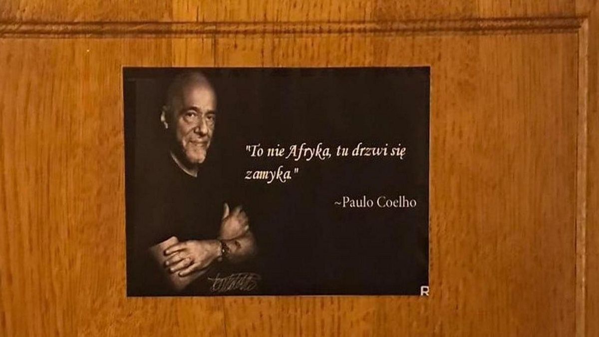 Rasistowski plakat na drzwiach urzędu