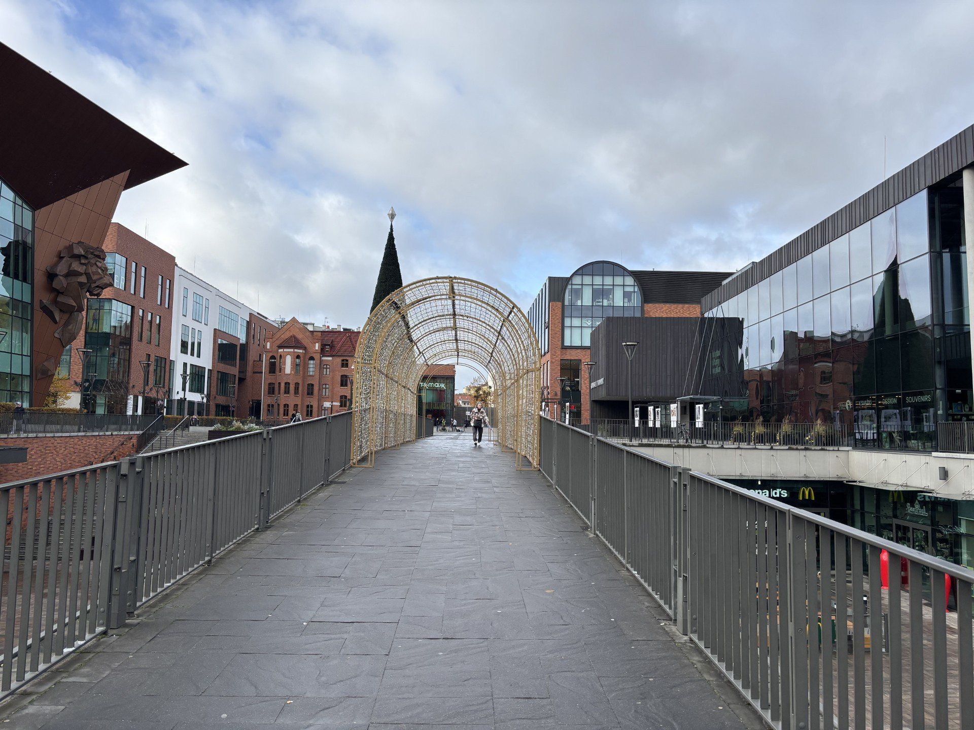 Choinka w październiku przed Forum Gdańsk