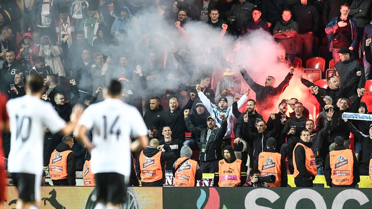 PAP/EPA / FILIP SINGER / Na zdjęciu: kibice reprezentacji Niemiec na meczu w Pradze z Czechami