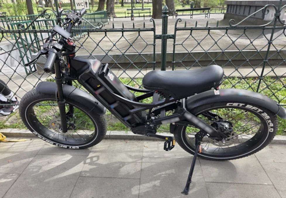 Wygląda jak dziwny rower. W rzeczywistości jest motorowerem