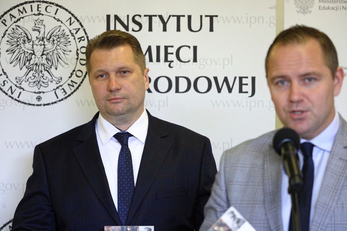 Minister edukacji i nauki Przemysław Czarnek i prezes Instytutu Pamięci Narodowej Karol Nawrocki