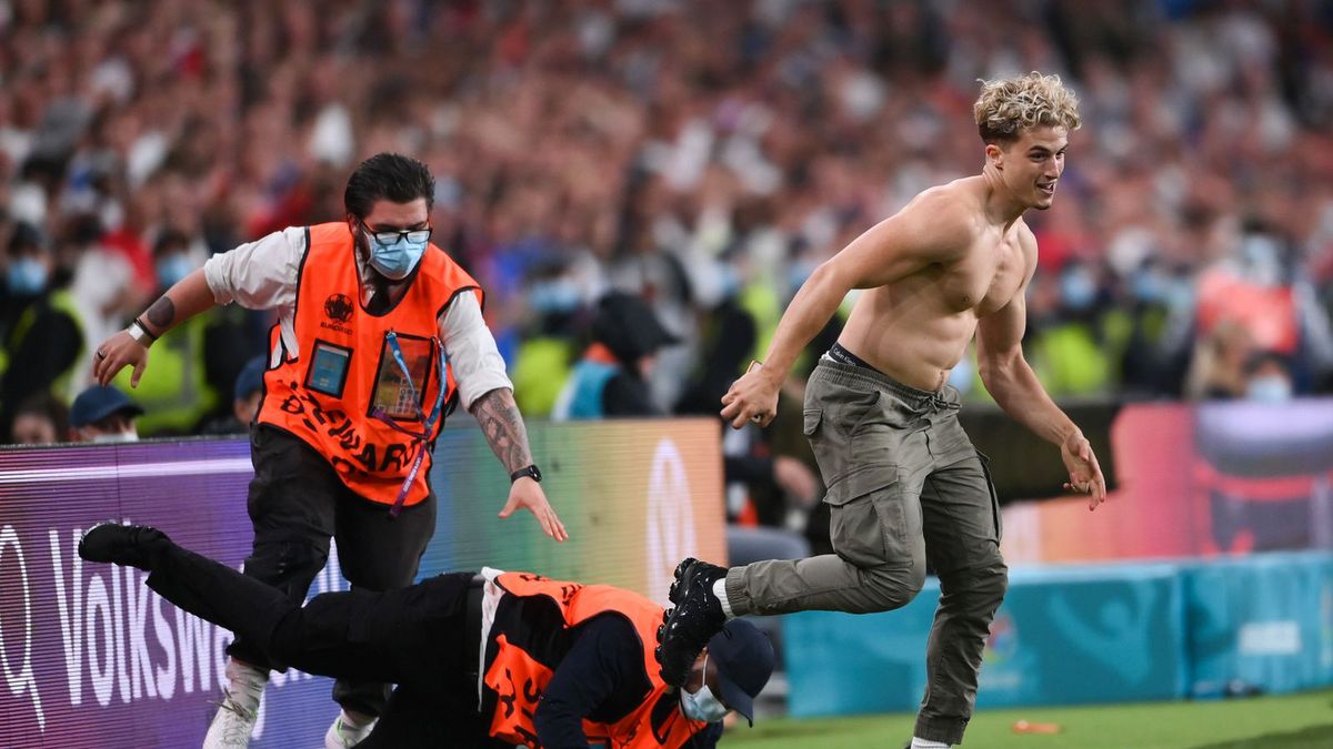 Getty Images / Laurence Griffiths/Staff / Na zdjęciu: mężczyzna, który wbiegł na murawę Wembley podczas finału Euro 2020