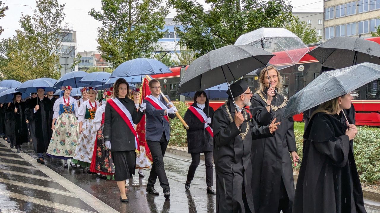 Katowice: Rusza kolejny rok akademicki. Już go zainaugurowano. W sali koncertowej NOSPR. Wcześniej ulicami przeszły orszaki rektorskie