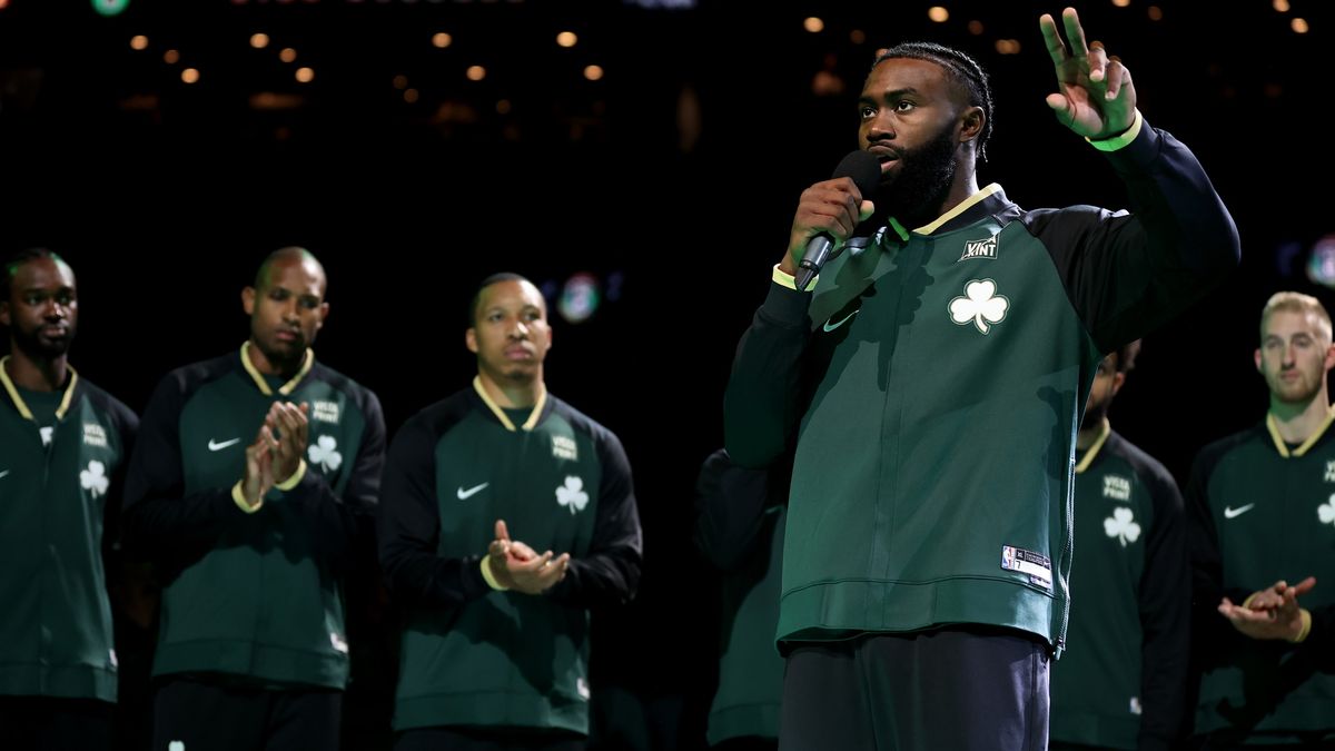 Getty Images / Maddie Meyer / Na zdjęciu: koszykarze Boston Celtics podczas przemowy Jaylena Browna upamiętniającej Billa Russella