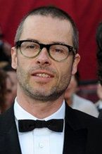 Nieznośnie nietrzeźwy Guy Pearce