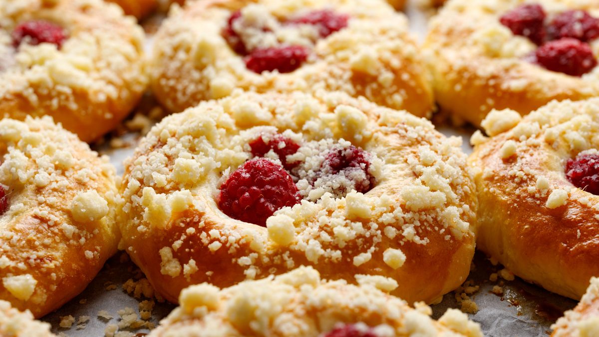 Domowe drożdżówki z malinami i kruszonką