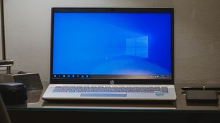 Microsoft pozwany za zakończenie wsparcia Windows 10. „To próba zmonopolizowania rynku AI”