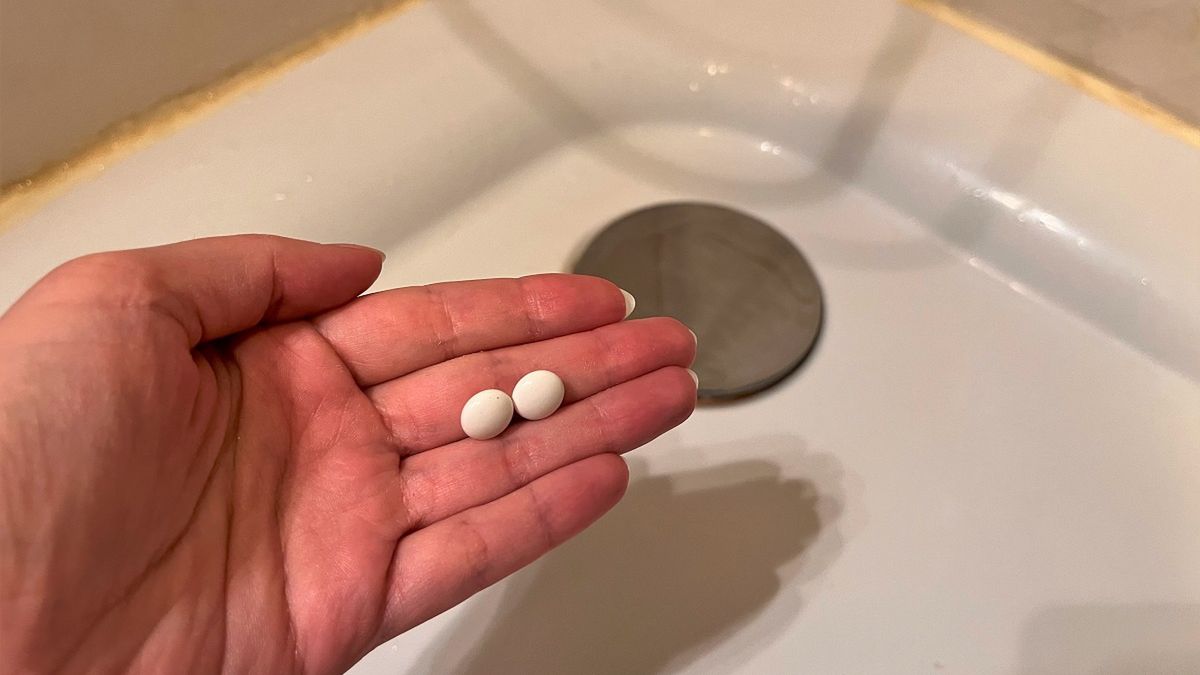 Wystarczą dwie tabletki, by udrożnić zatkany brodzik.