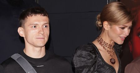 RZADKI WIDOK: Eleganccy Zendaya i Tom Holland "przyłapani" w Londynie. Trzymali się za rękę. Słodziaki? (ZDJĘCIA)