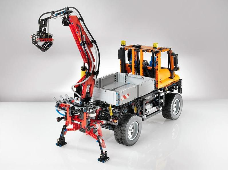 Unimog wykonany z 2048 klocków LEGO 2