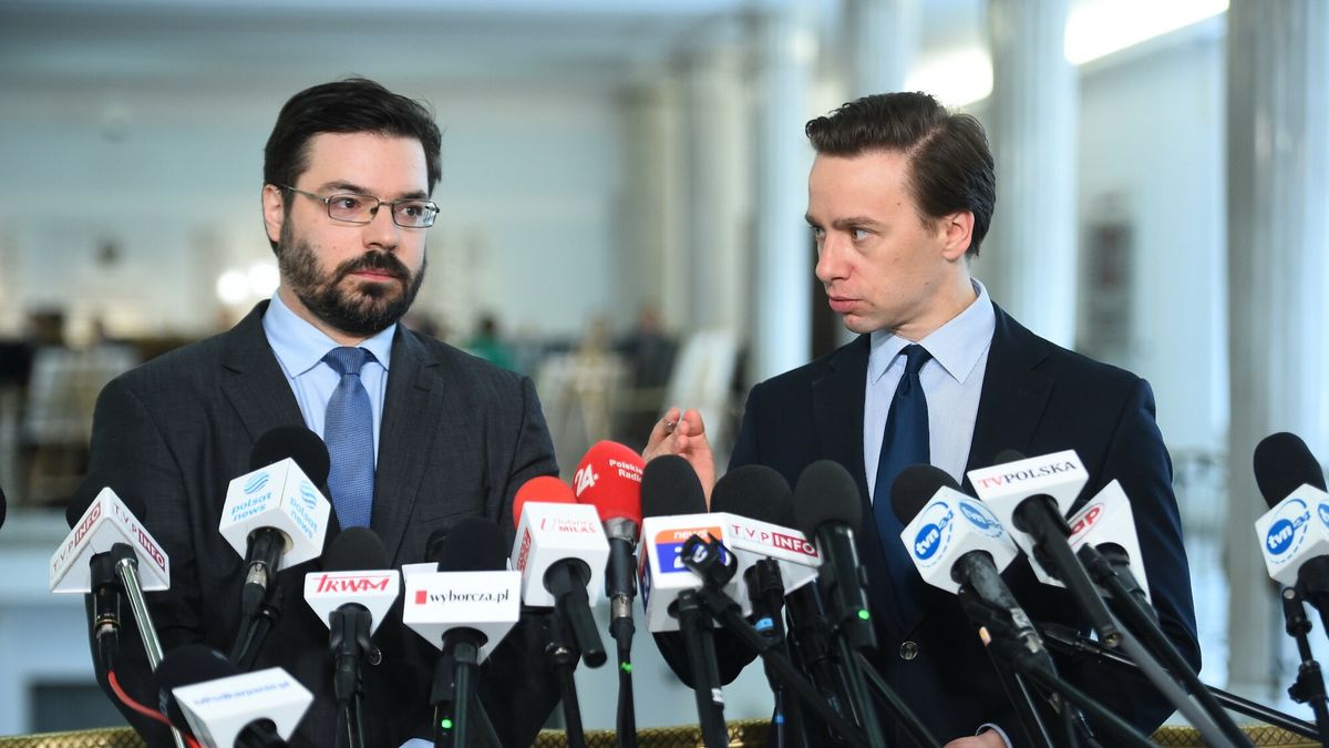 Posłowie Konfederacji: Stanisław Tyszka (L) i Krzysztof Bosak (P)