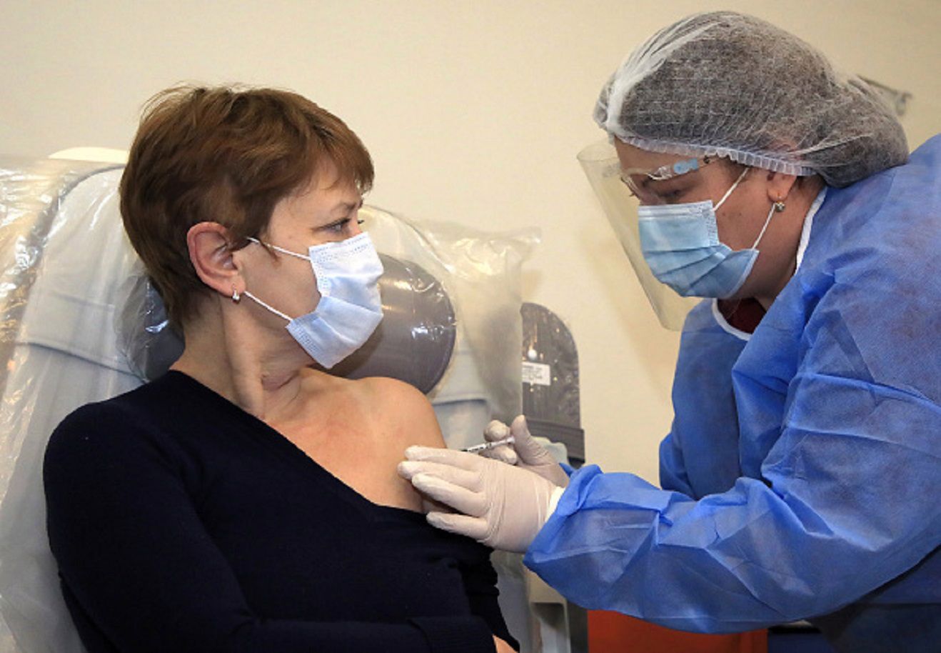 Zakrzepy po AstraZeneca. &quot;To reakcja autoimmunologiczna na szczepionkę&quot;