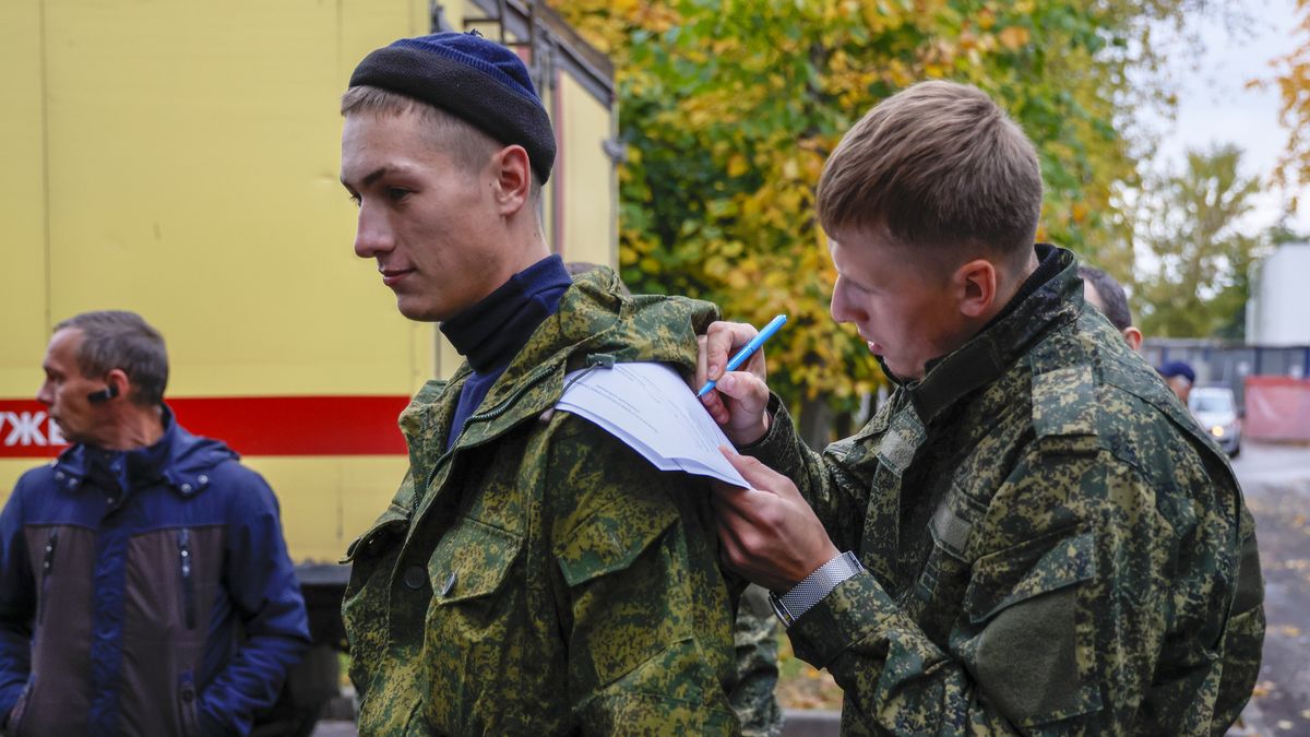 MOSCOW, RUSSIA - OCTOBER 06: Russian recruits gather outside a military processing center as drafted men said goodbye to their families before departing from their town in Moscow, Russia on October 06, 2022. More than 200,000 people have reported to service under partial mobilization, Russian Defense Minister Sergey Shoygu said on Tuesday. (Photo by Sefa Karacan/Anadolu Agency via Getty Images)