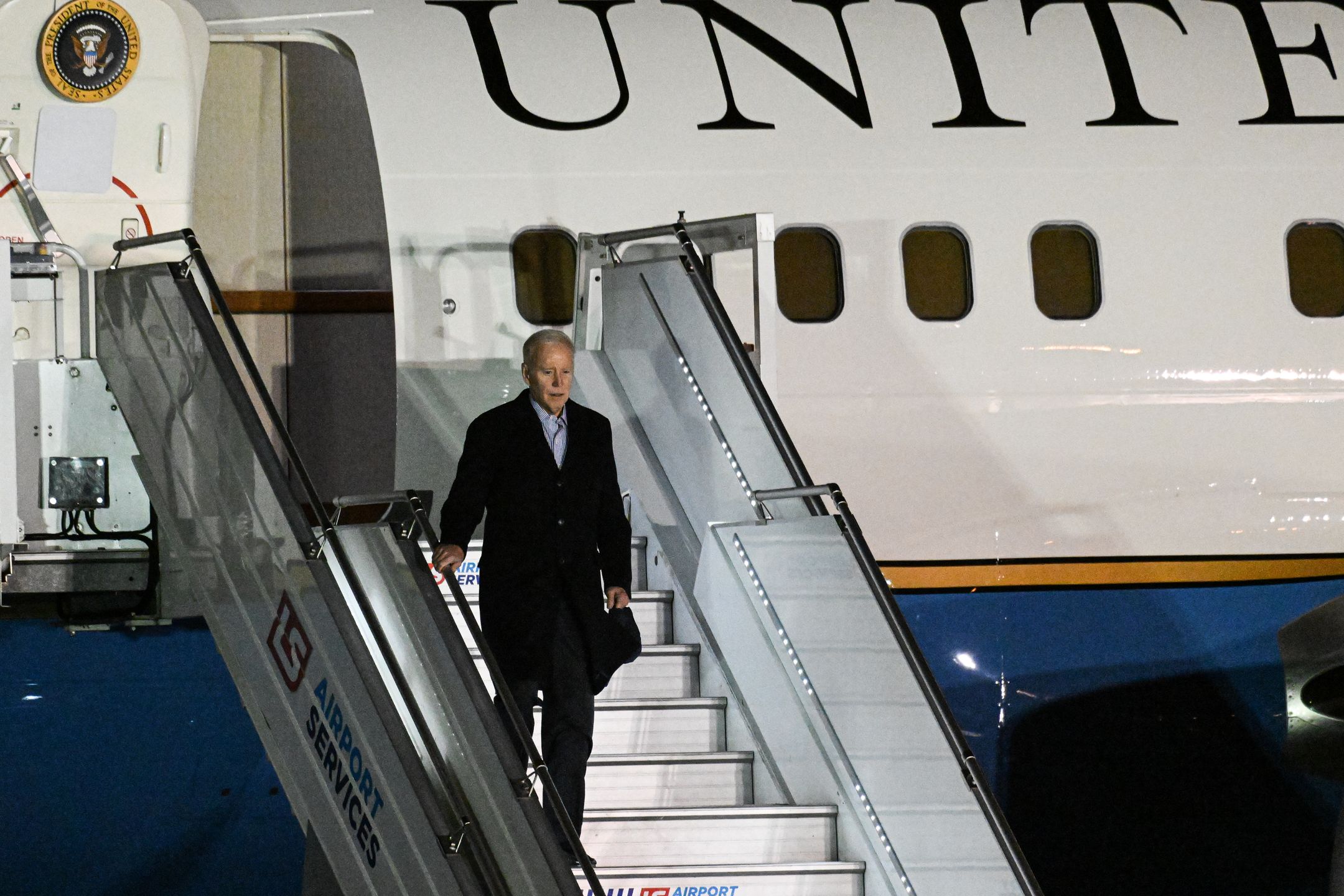 Joe Biden na lotnisku w Warszawie