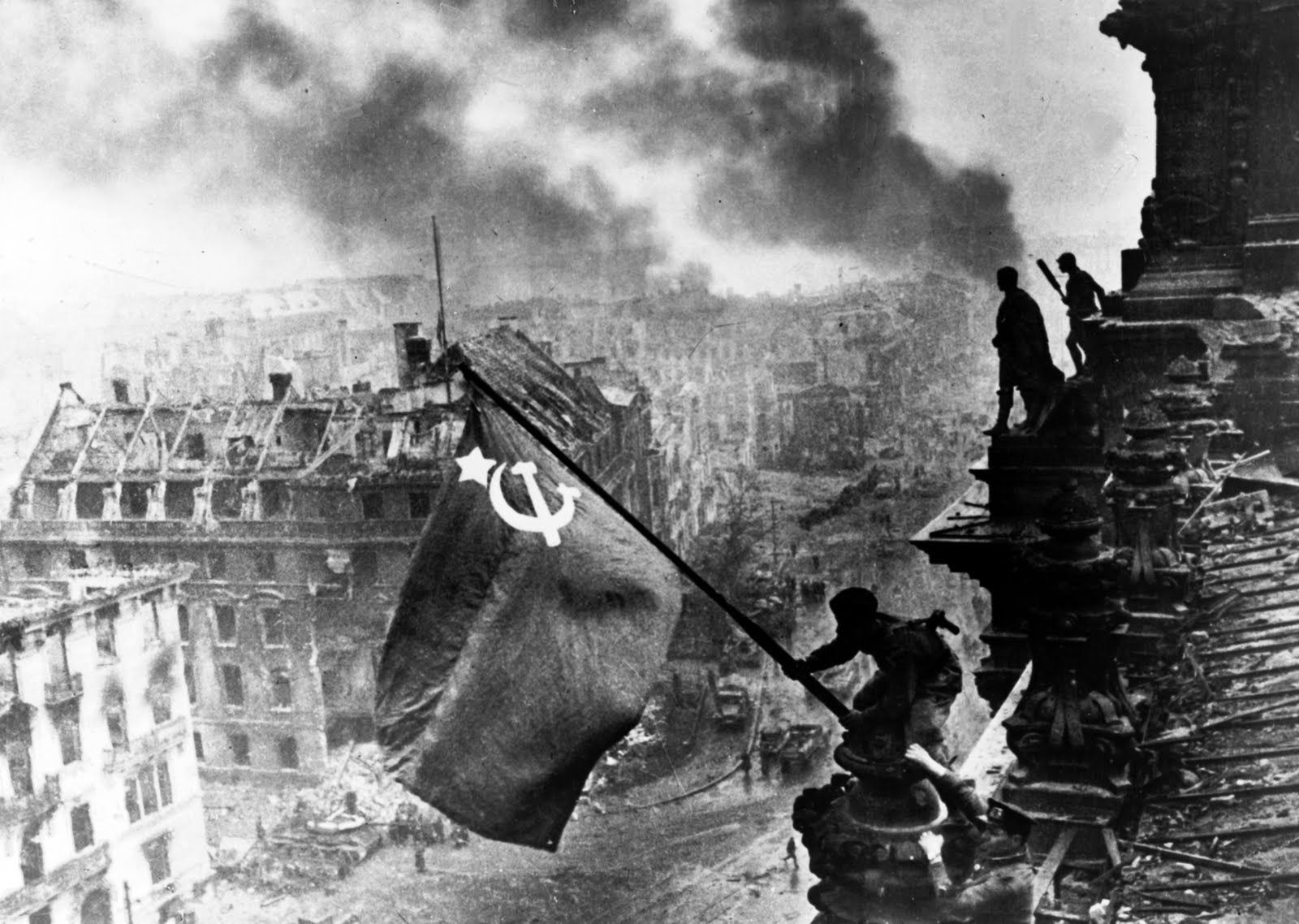Symbol końca wojny, czyli flaga na Reichstagu i niechciany zegarek 1