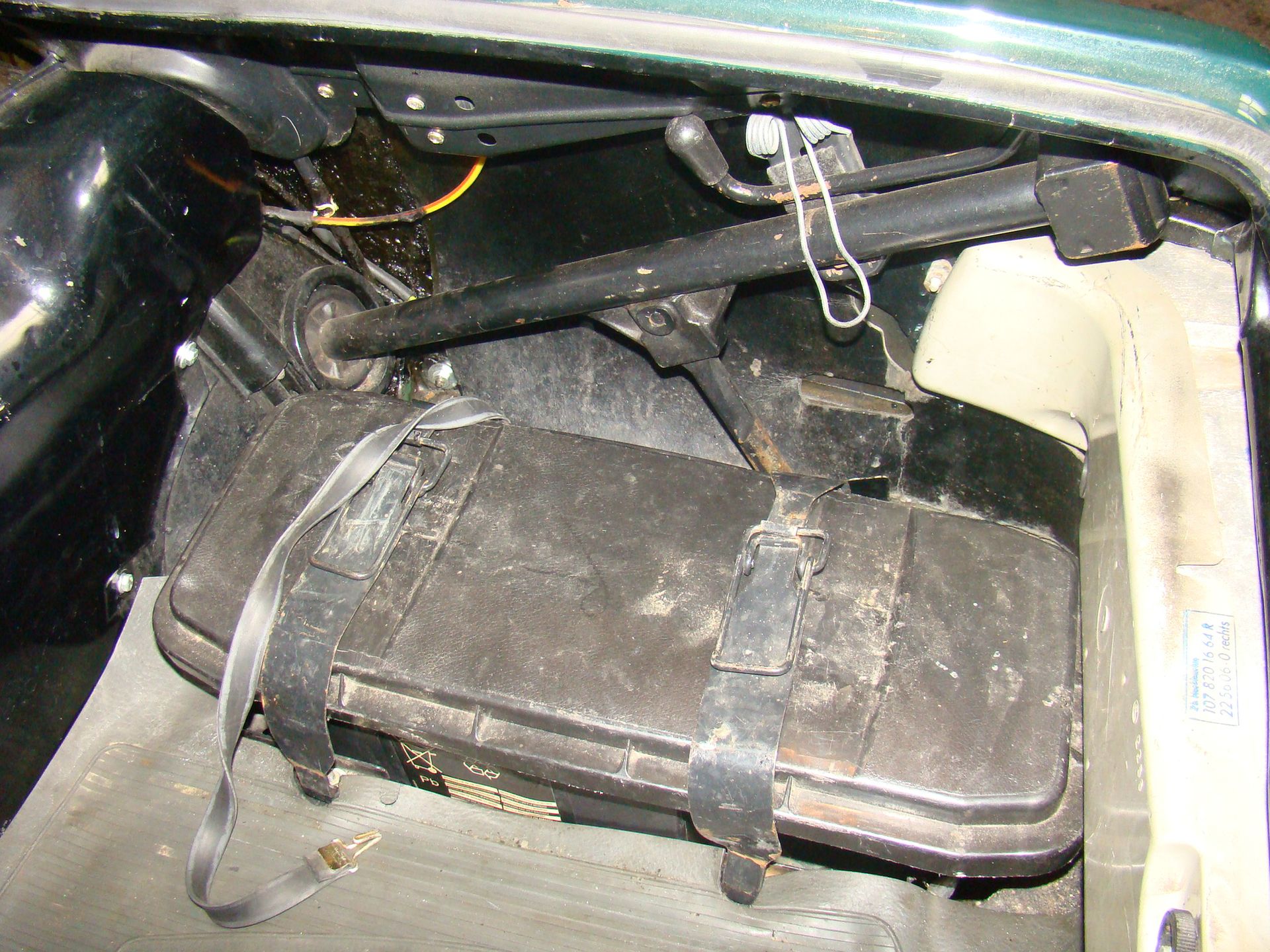 Mercedes 450 SL (R107) - co kryje bagażnik? 4